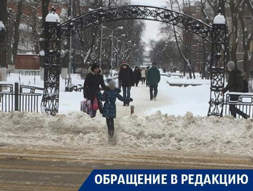 В Воронеже снежные завалы толкают пешеходов на проезжую часть