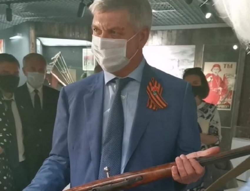 Губернатор Гусев обзавелся винтовкой в Воронеже 