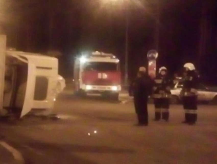 Перевернувшийся грузовик парализовал движение на трассе М-4 «Дон» под Воронежем