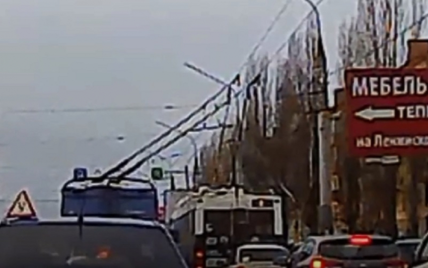 Бессмысленную гонку троллейбусов сняли на видео в Воронеже
