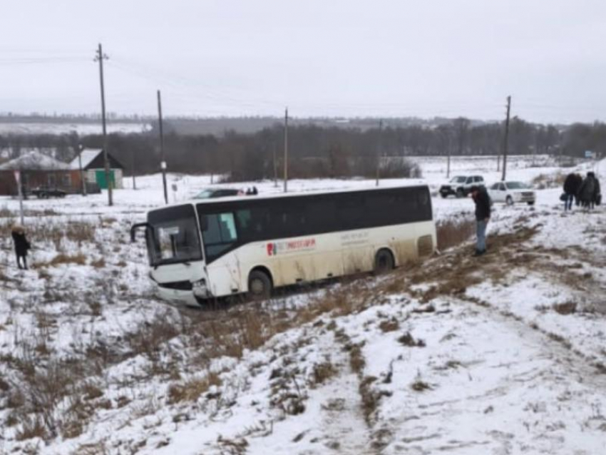 Рейсовый автобус вылетел в кювет на воронежской трассе