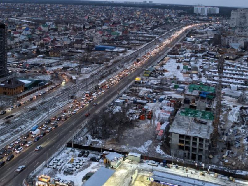 Бескрайнюю пробку сфотографировали рано утром в Воронеже