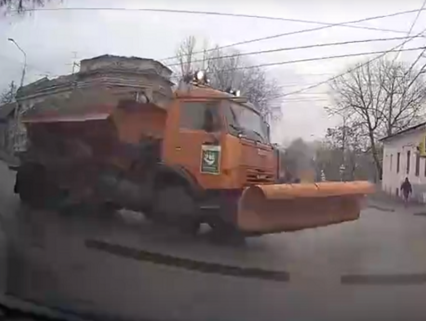 Машина коммунальщиков жестко напугала автомобилистку в Воронеже