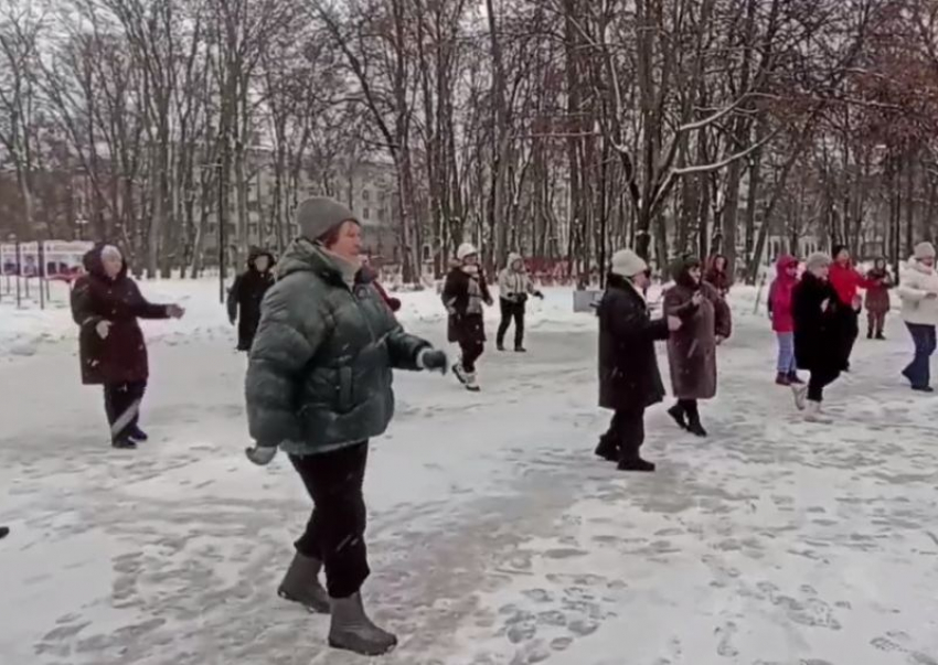 Зажигательный опен-эйр пенсионерок сняли на видео в воронежском парке «Орленок»