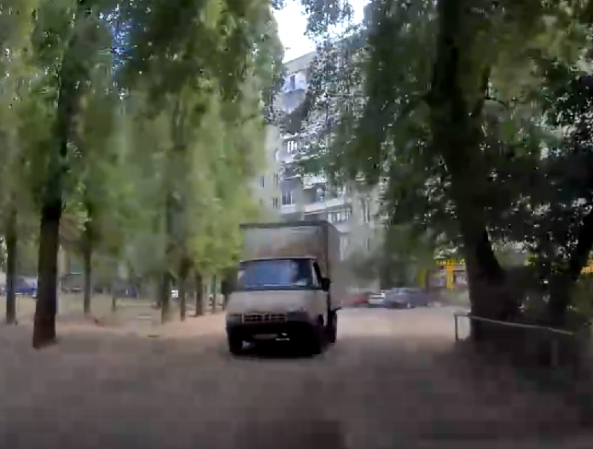 Возомнившего себя болидом Формулы-1 «газелиста» сняли на видео в Воронеже