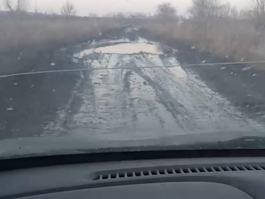 Дорога к братской могиле превратилась в трясину в селе под Воронежем