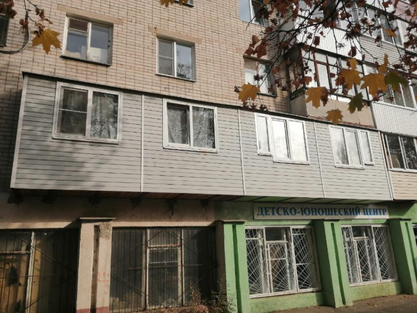 Женщина снесла незаконный балкон многоквартирного дома в Воронеже 