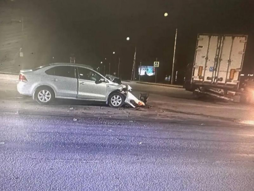 Женщина пострадала минувшей ночью в ДТП с участием грузовика в Воронеже