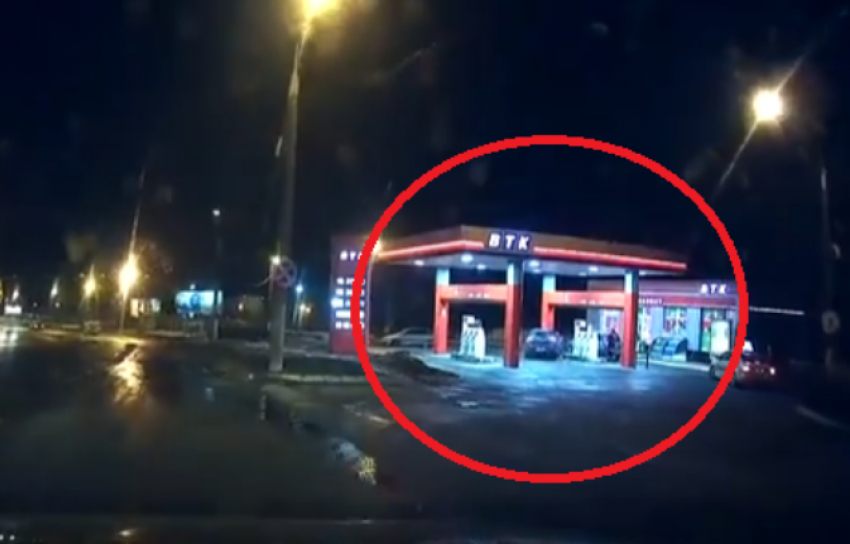 Воронежский автомобилист протаранил автозаправку на улице Ленина и попал на видео