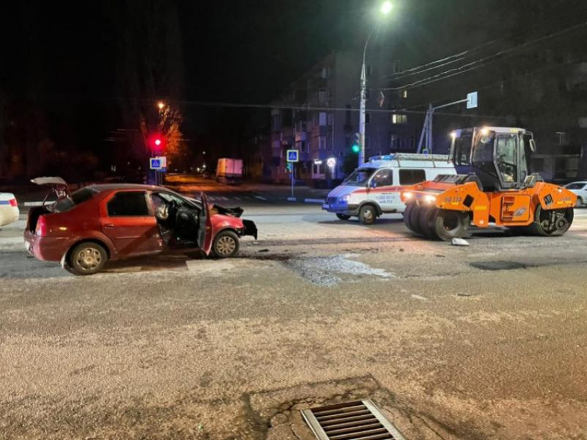 Водитель погиб после страшного ДТП с катком в Воронеже 