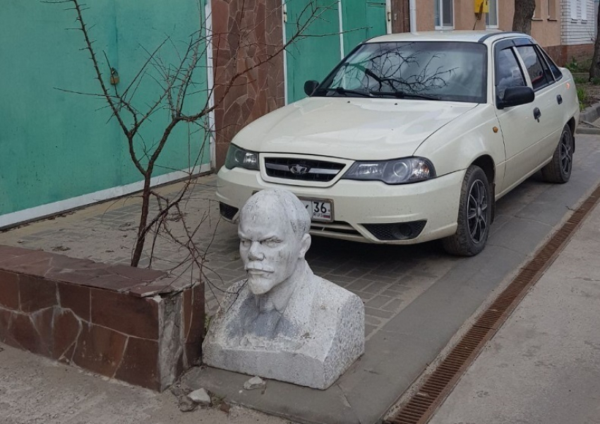 Бюст Ленина около дороги в Воронеже удивил женщину
