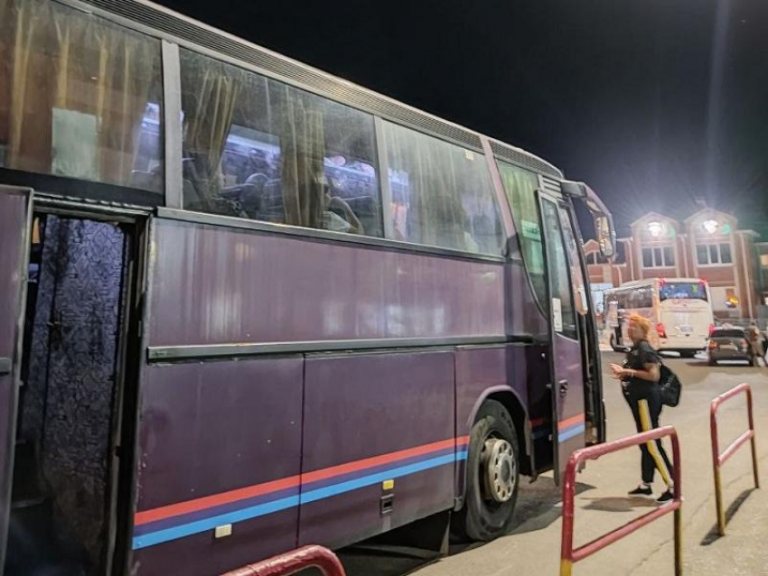 Воронежские водители оставили пассажиров ночью в поле без одежды, связи и денег