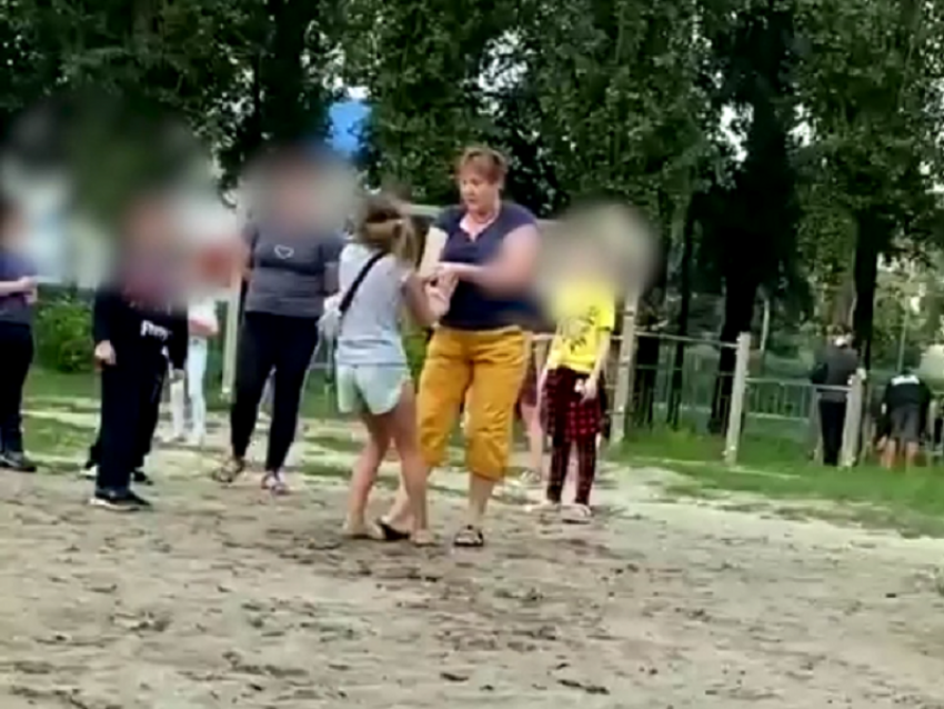 Скандал с трепкой ребенка за руки попал на видео в Воронеже 