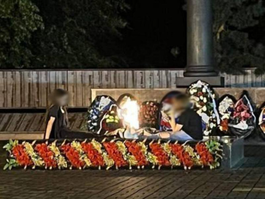 Полиция ищет подростков, устроивших бесчинства у Вечного огня в Воронежской области