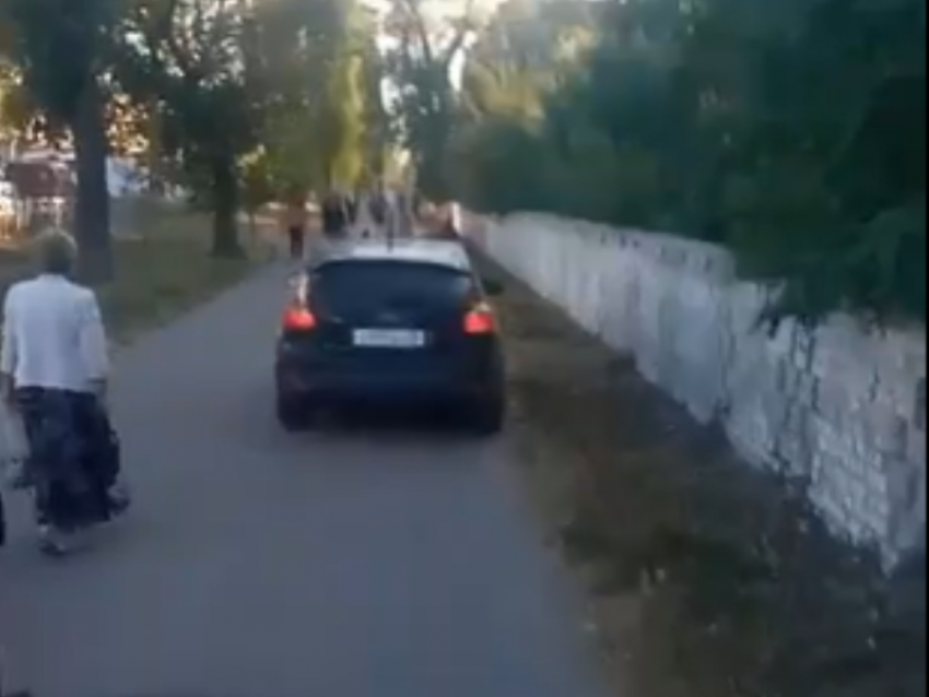 Маскировка под пешехода: легковушка прикинулась человеком в Воронеже 