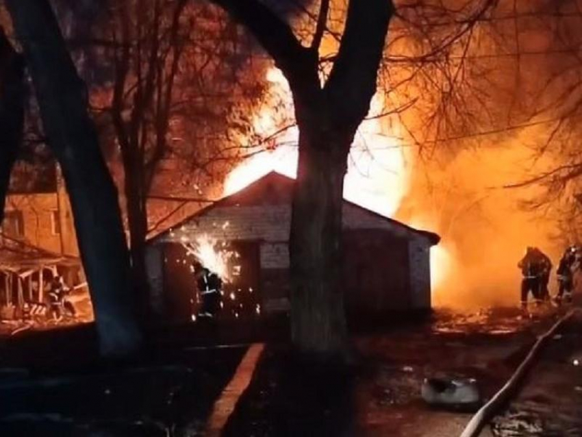 «Может взорваться машина»: загоревшийся гараж у ЖК «Современник» сняли на видео в Воронеже