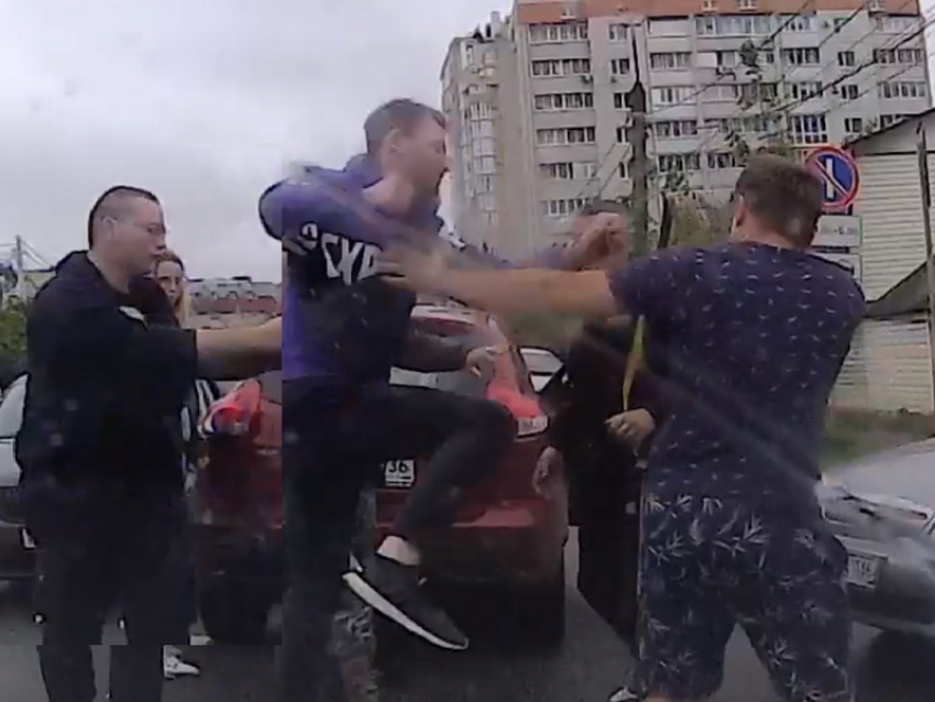 Полиция начала проверку после дорожной битвы в Воронеже