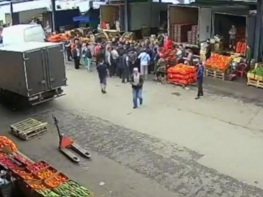 Массовая драка на скандальном воронежском рынке попала на видео