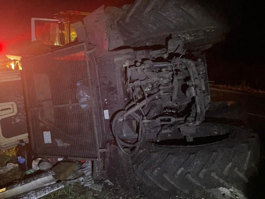  Опубликовано фото перевернувшегося на дороге трактора под Воронежем 