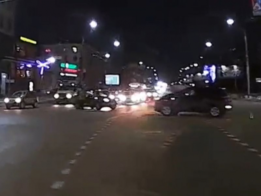 Последствия ДТП на самом аварийноопасном перекрестке сняли на видео в Воронеже