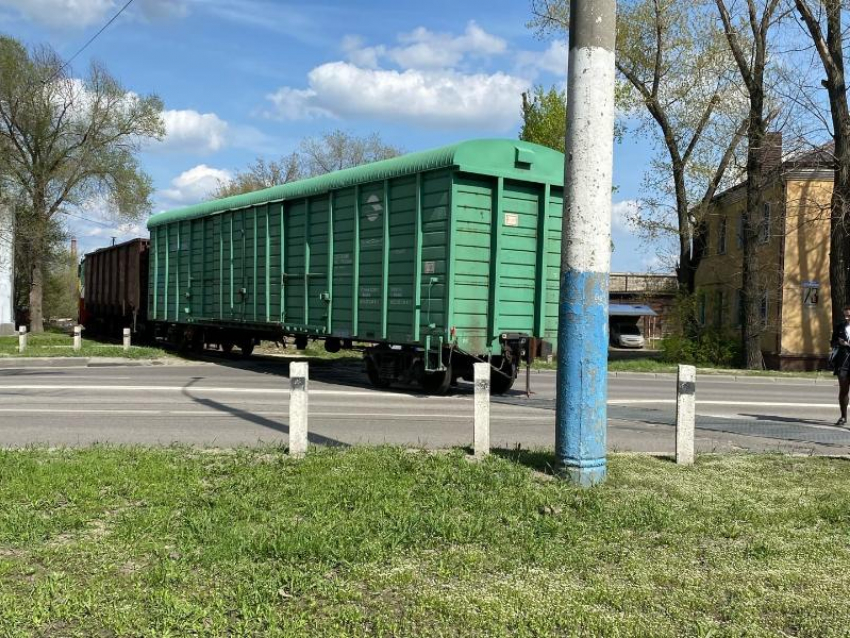 Отцепленный вагон перегородил проезжую часть в Воронеже 