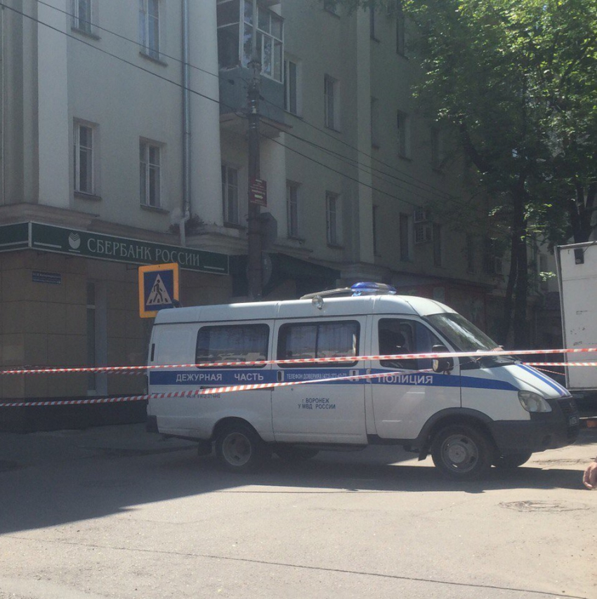 Налетчик банка в центре Воронежа угрожал людям огромной бомбой