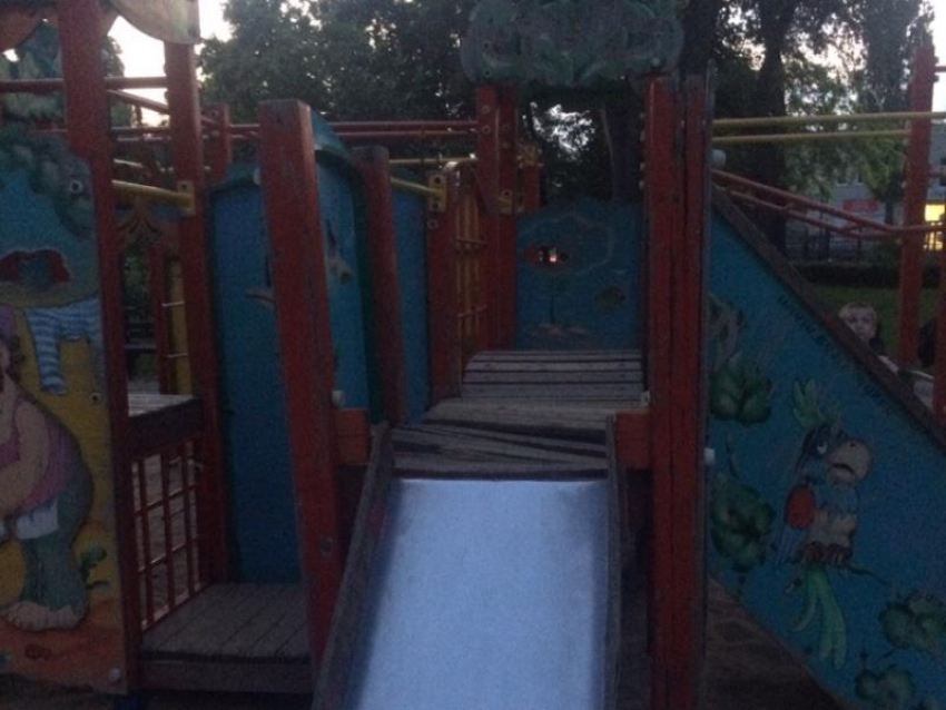 Неполноценную детскую площадку нашли в Воронеже