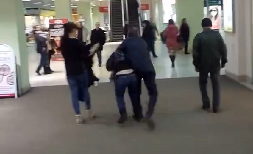В торговом центре Воронежа девушки устроили драку из-за украденной сумки