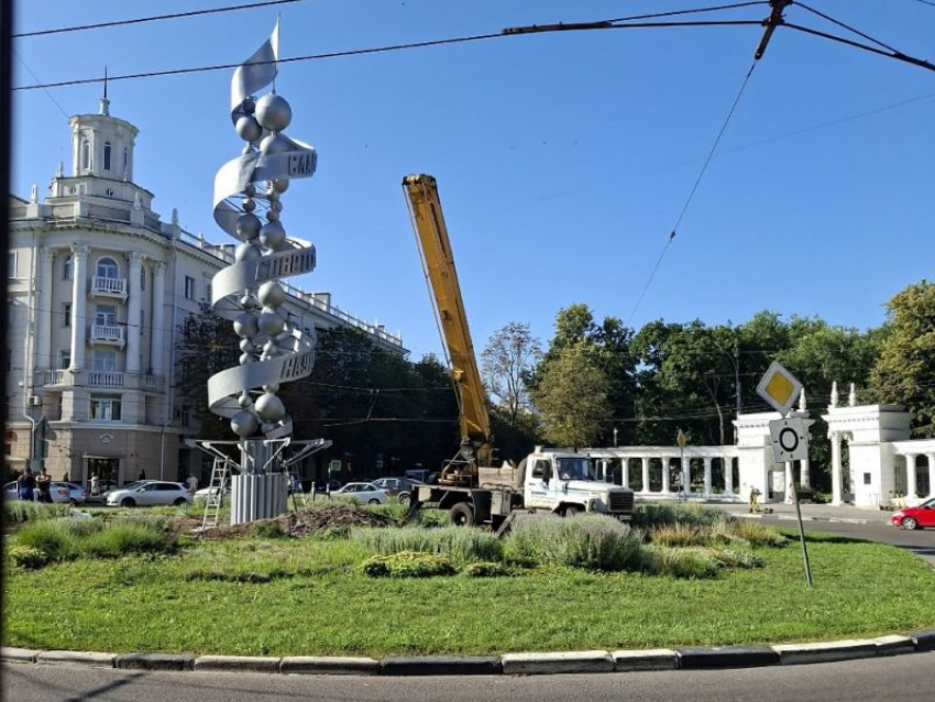 Опубликовано фото возвращенной на место «Молекулы ДНК» в центре Воронежа