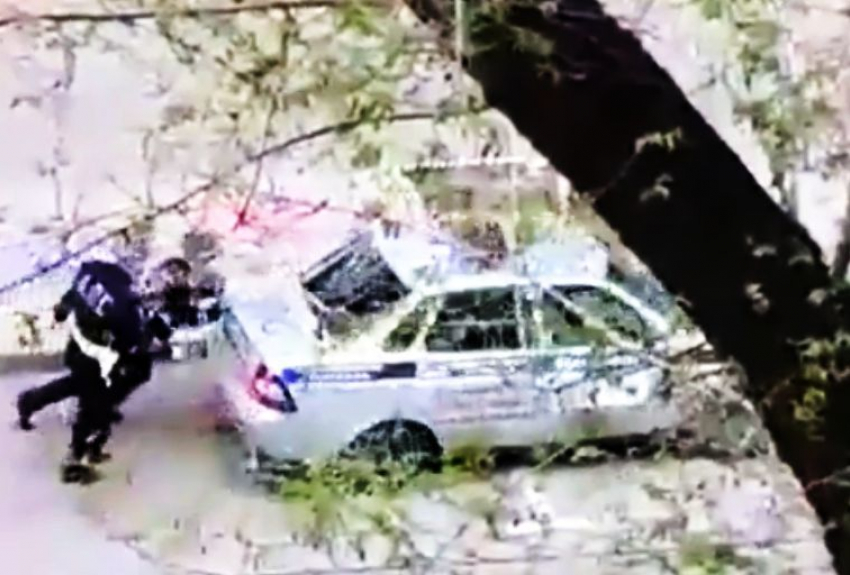 На видео попало, как «гаишники» толкают служебную машину около Воронежской обладминистрации