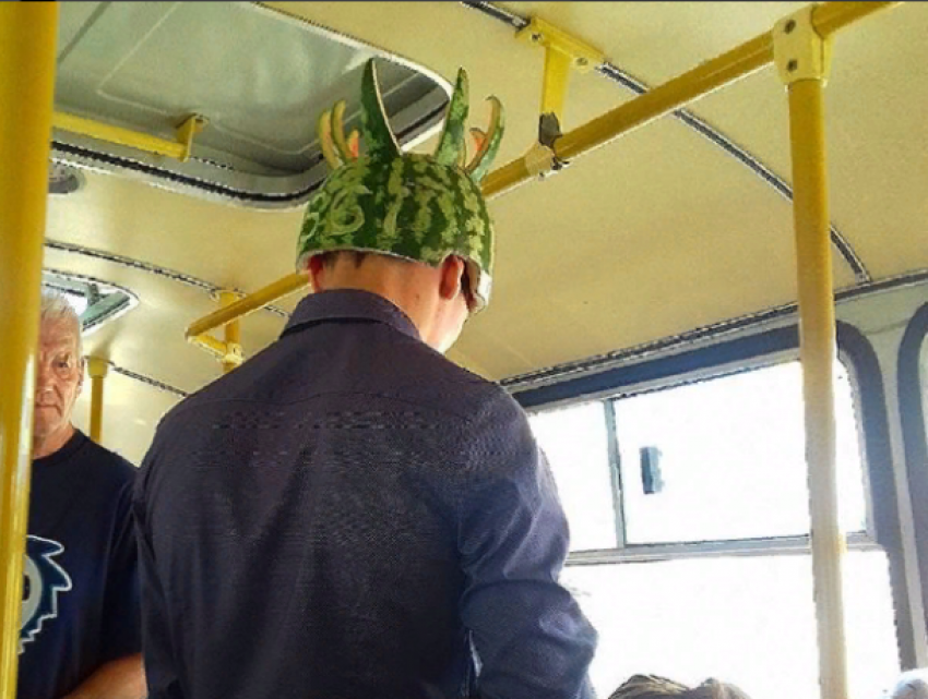 Причудливого пассажира с короной из арбуза заметили в воронежской маршрутке