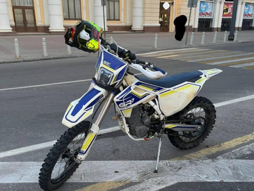 Пьяный мотоциклист сбил мужчину в центре Воронежа