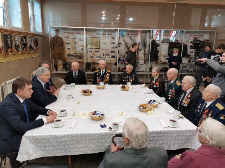 Воронежцы раскритиковали стол для ветеранов на встрече с губернатором Гусевым 