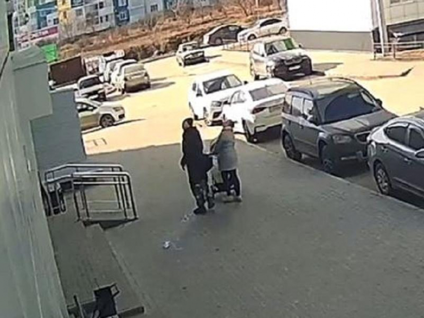 Выброшенная из окна бутылка едва не упала на коляску с ребёнком в воронежском ЖК