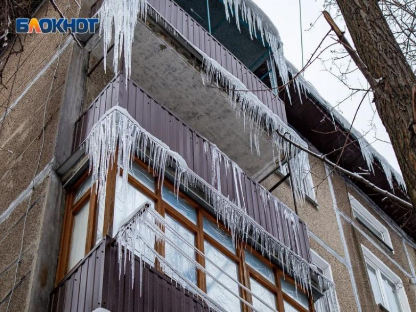 На трёхлетнюю девочку упала ледяная глыба с крыши дома в Воронеже