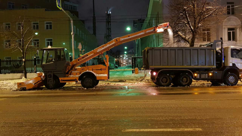 Минувшей ночью с воронежских дорог вывезли больше 6 тыс. «кубов» снега