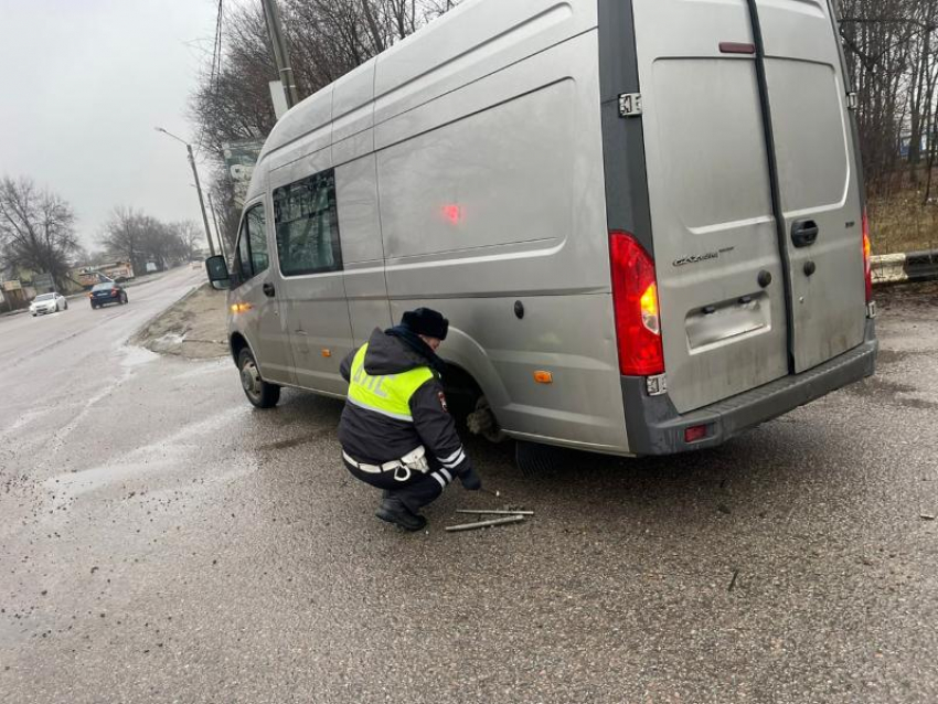 Полицейские помогли воронежскому газелисту починить авто в Рождество 