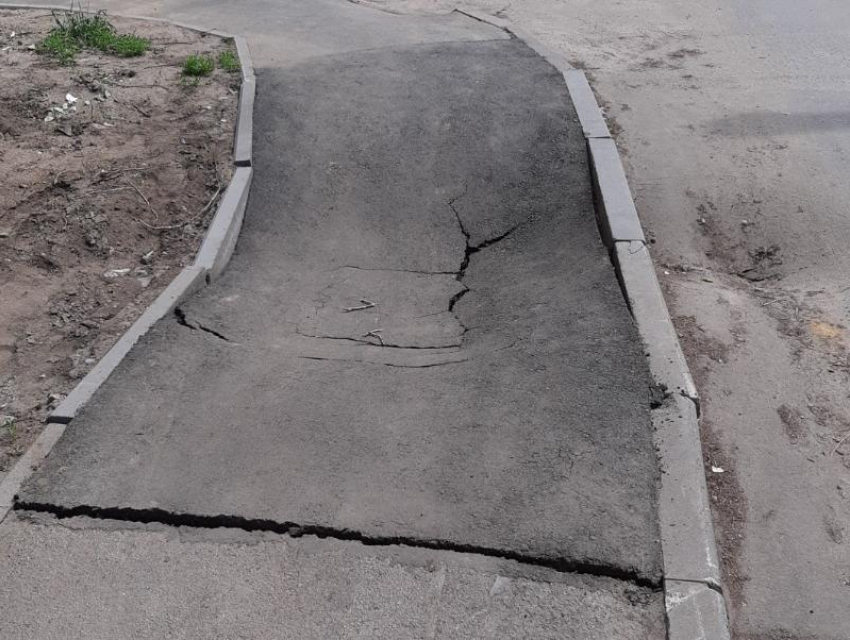 Приунывший за месяц тротуар показали на фото в Воронеже