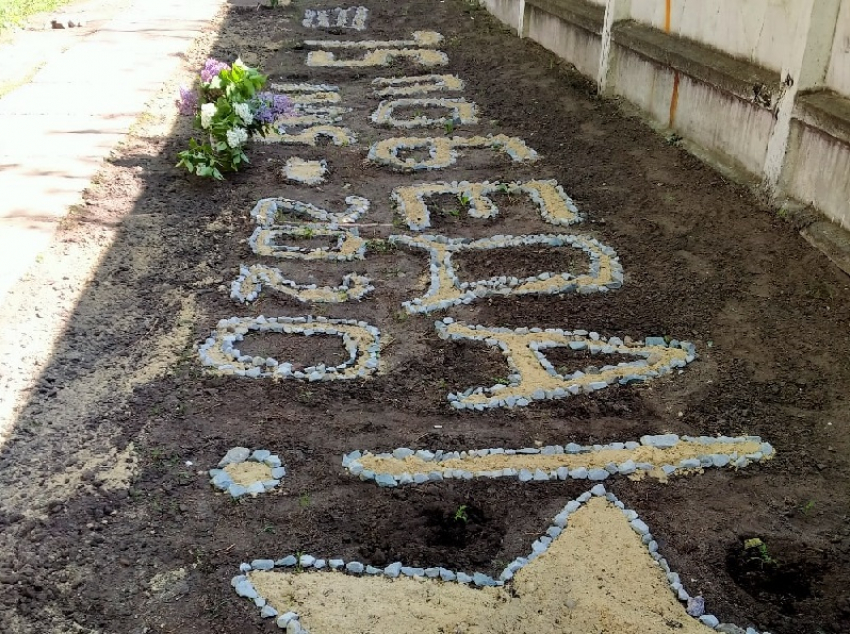 Неизвестный создал «победную» надпись вместо мусорки в Воронеже