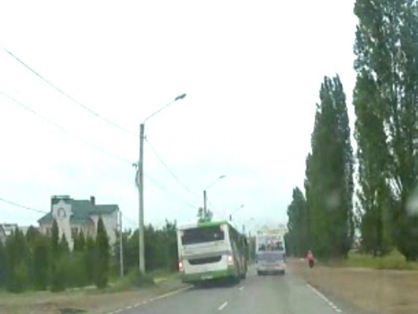 Водитель автобуса едва не угробил себя и пассажиров в Воронеже