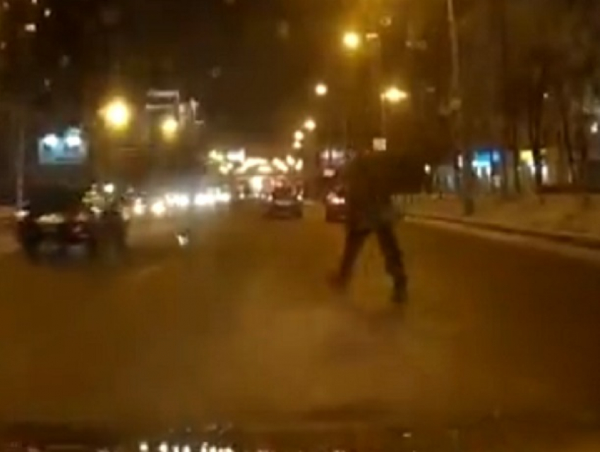 Бросающийся на мчащиеся машины в Воронеже пешеход попал на видео