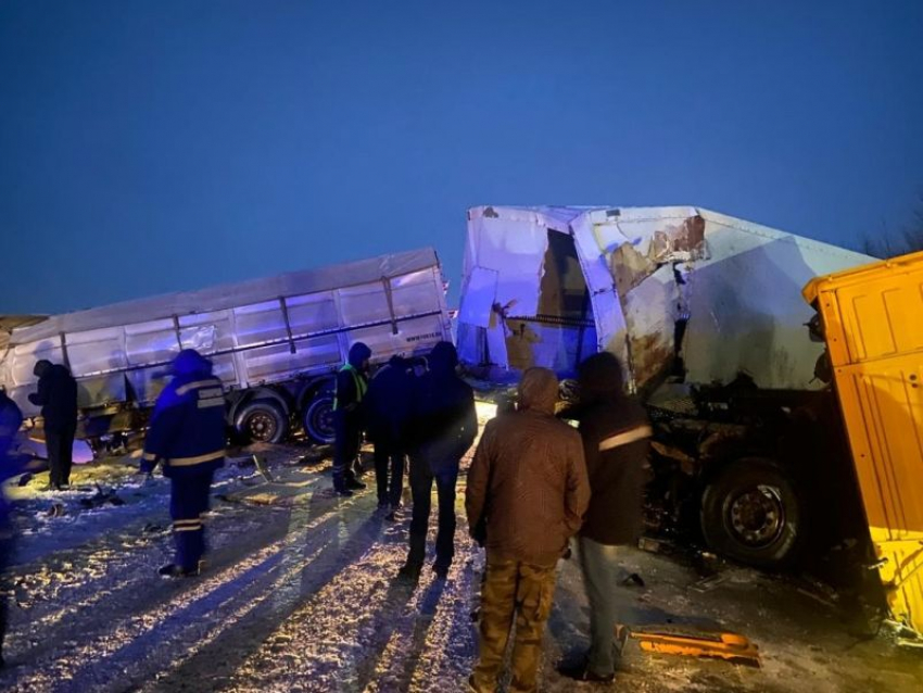 Смертельное ДТП с фурами перегородило трассу под Воронежем