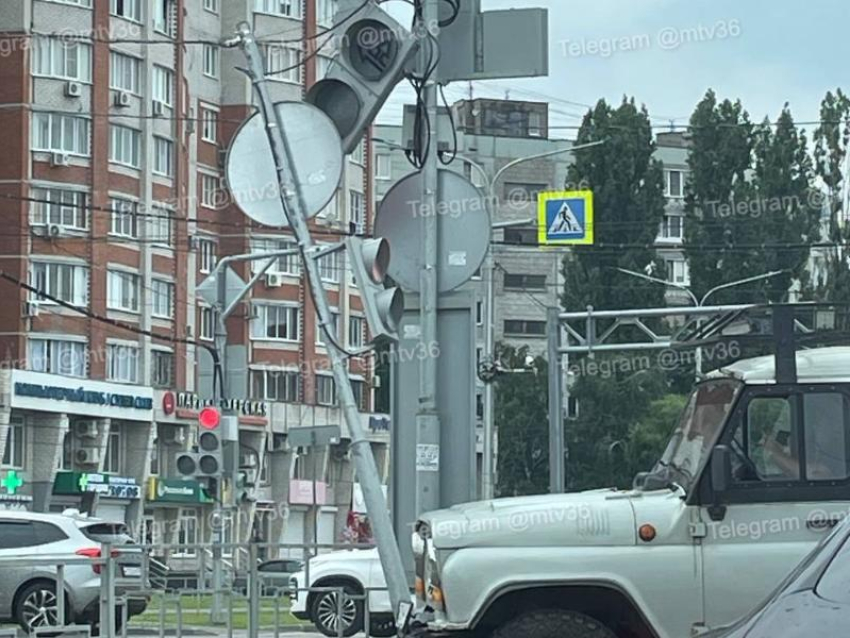 УАЗик снес два светофора на перекрестке в Воронеже – теперь там почти не проехать