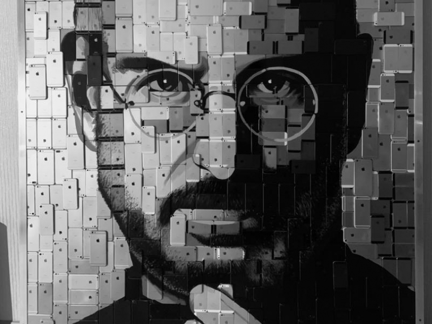 Портрет Стива Джобса выложили из полутысячи айфонов воронежские мастера