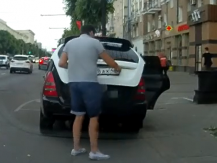 Бесстыдный фокус с подменой автомобильных номеров сняли в Воронеже