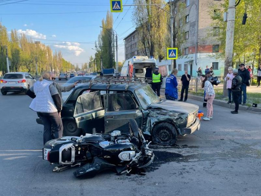 Последствия столкновения «Жигулей» с мотоциклом показали на фото в Воронеже