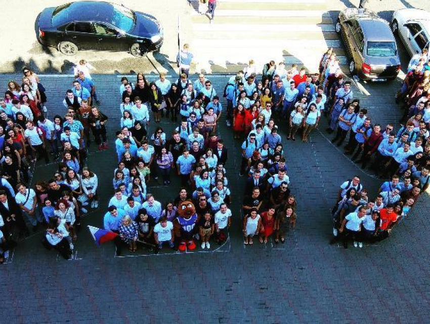 Студенты ВГУ устроили массовый флешмоб в День знаний