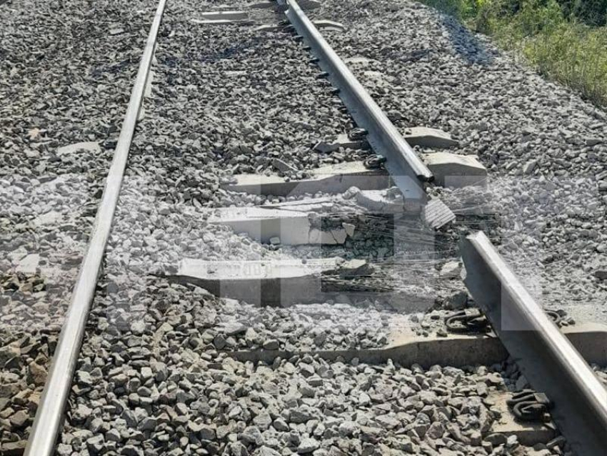 Движение 26 поездов приостановлено из-за взрыва на ж/д путях в Воронежской области