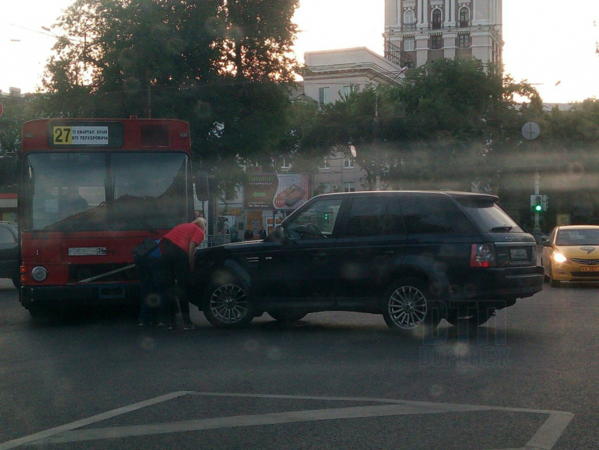 Автобус столкнулся с Range Rover в центре Воронежа
