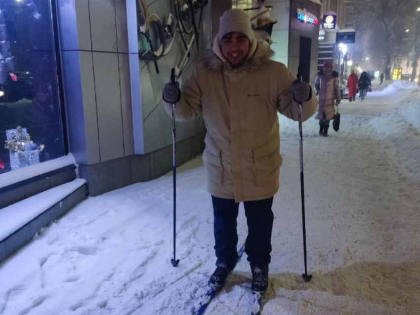 Журналист на лыжах прорвался через 10-балльные пробки в снежном Воронеже